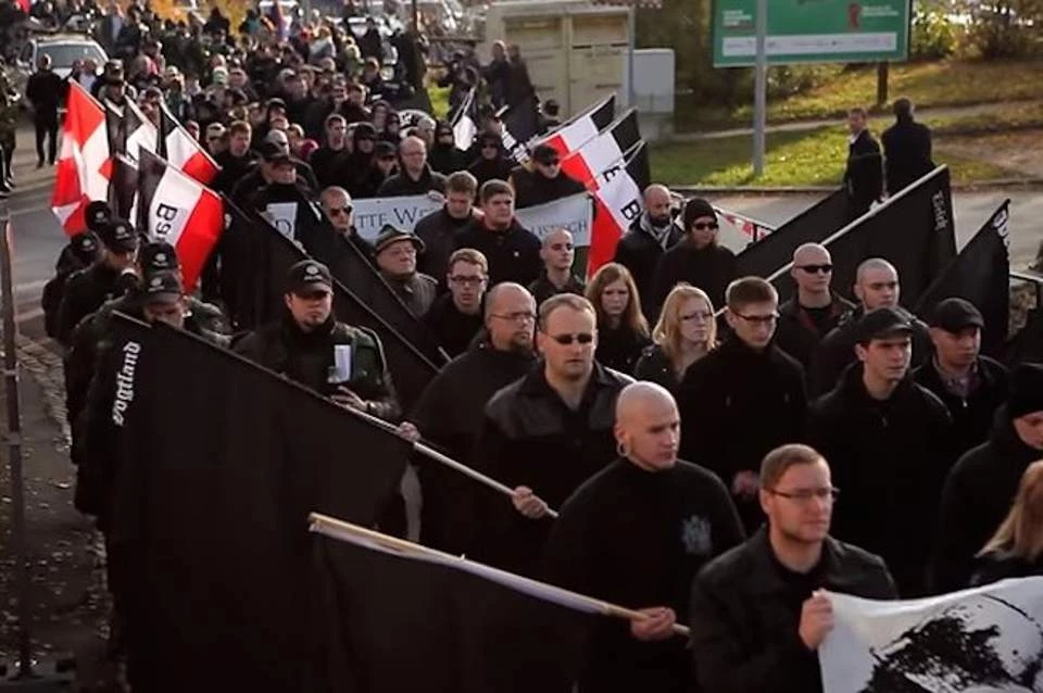 Der Spiegel: Οι Αμερικανοί νεοναζί διεισδύουν στη Γερμανία